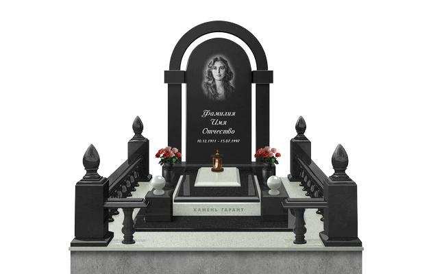 Мемориальный комплекс с плиткой, плитой, оградой и пиками